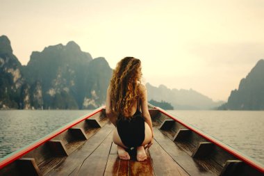 Güzel kadın bir teknede poz