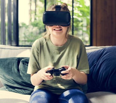 İnsanlar zevk sanal gerçeklik koruyucu gözlük