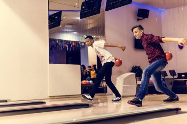 Genç çocuklar birlikte Bovling