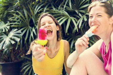 Anne ve kızı posicles ile