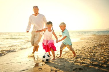 Plajda bir tatil keyfini aile