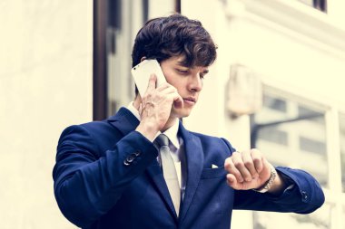 İşadamı telefonda iletişim