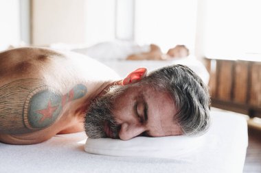 Çift rahatlatıcı bir spa salonu