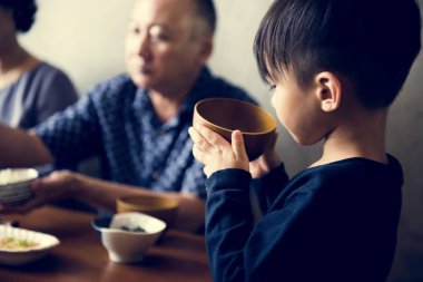 Japon çocuk bir tas çorba holding