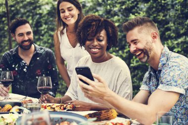 Grup çeşitli arkadaşıyla birlikte yaz eğleniyor