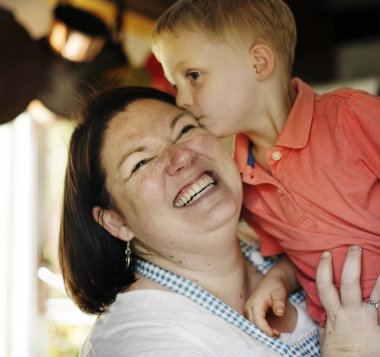 Anne mutfakta öpüşme oğlu