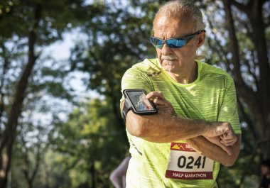Kıdemli koşucu istimal a fitness İzleyicisi'ni kullanma