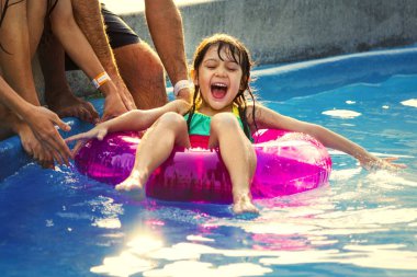 Bir waterpark oynarken aile
