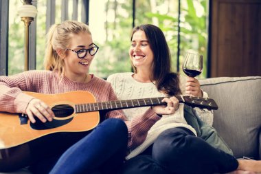 Kadınlar birlikte müzik keyfi