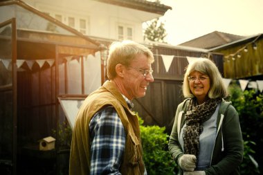 Mutlu üst düzey iki kendi bahçe içinde