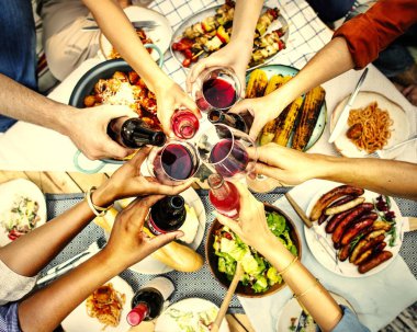 Bir yaz partide toasting arkadaşlar