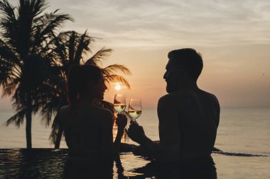 Romantik bir gün batımı zevk çift