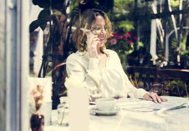 İş adamları gazete okuyor.