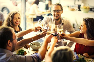 Mutlu arkadaş bir tost ile kutluyor