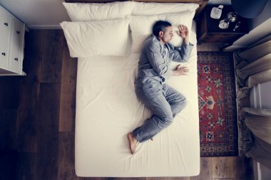 Fransızca uyku yatakta yalnız adam