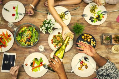 Arkadaşlar yaz yemek paylaşımı