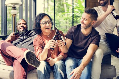 Farklı arkadaş birlikte bira içmek