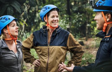 Farklı arkadaş birlikte ormanda yürüyüş