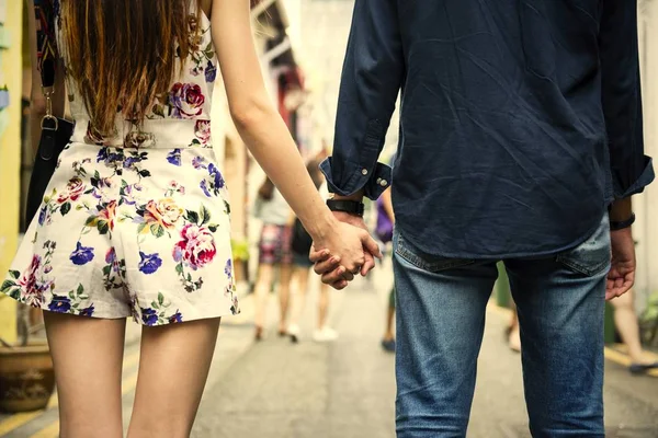 Imagem Cortada Pessoas Casal Mãos Dadas Andando Cidade — Fotografia de Stock