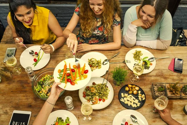 Freunde Teilen Sich Ein Mittagessen Sommer — Stockfoto