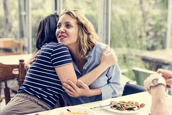 Přátelé Objímání Restauraci — Stock fotografie