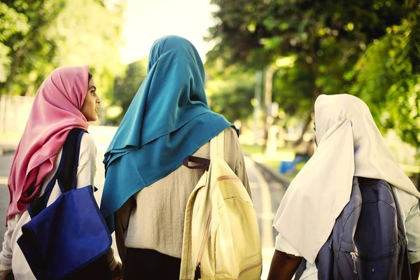 Visão Traseira Estudantes Muçulmanos Meninas Andando Livre — Fotografia de Stock