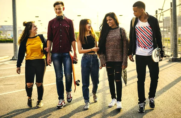 Group Teenage Friends Skateboards — Stock Photo, Image