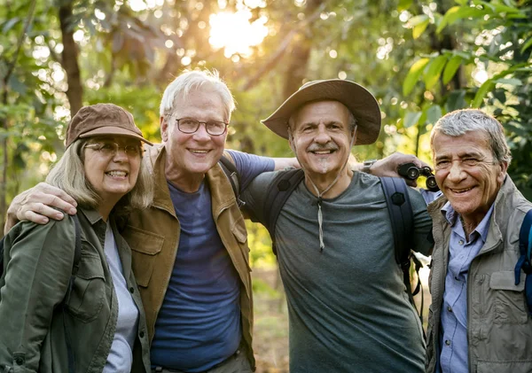 Mogna Människor Vandring Skogen Sommarresa — Stockfoto