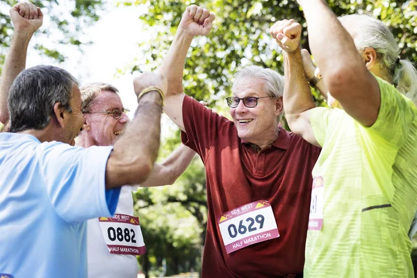 Glada Ledande Män Cerebrating Marathon Park — Stockfoto