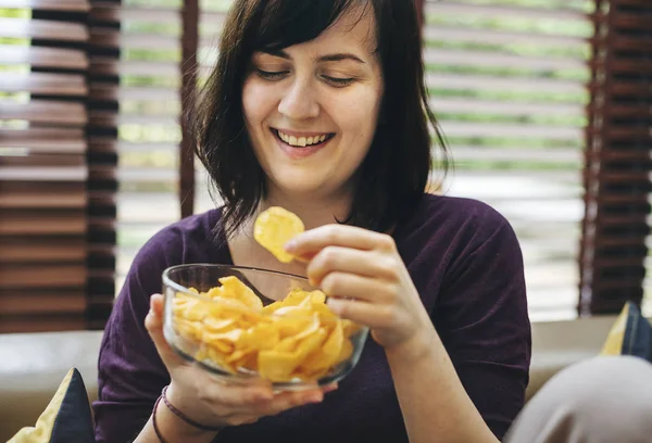 Mulher Desfrutando Uma Tigela Chips — Fotografia de Stock