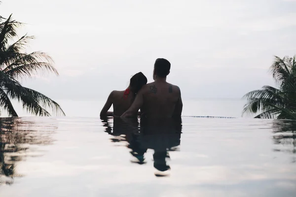 Les Jeunes Mariés Regardent Coucher Soleil — Photo