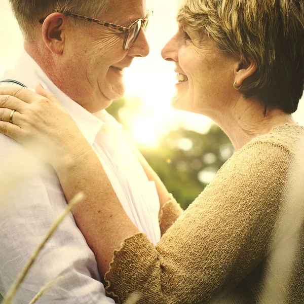 Ältere Paare Auf Einem Romantischen Spaziergang — Stockfoto