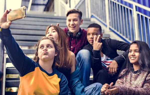 Grupo Amigos Escola Divertindo Tirando Uma Selfie — Fotografia de Stock