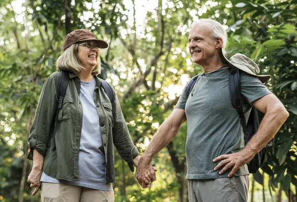 Äldre Par Hålla Händerna Medan Promenader Skogen — Stockfoto