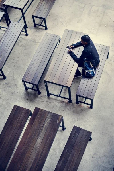 Teenager Sitzt Allein Einer Leeren Kantine — Stockfoto