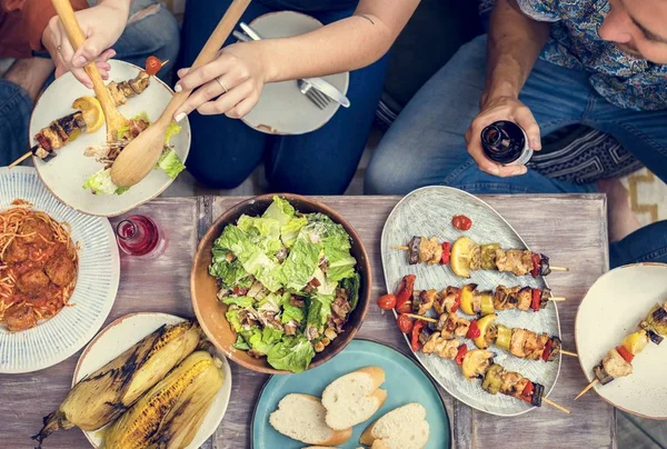 Verschiedene Menschen Essen Gemeinsam Essen — Stockfoto