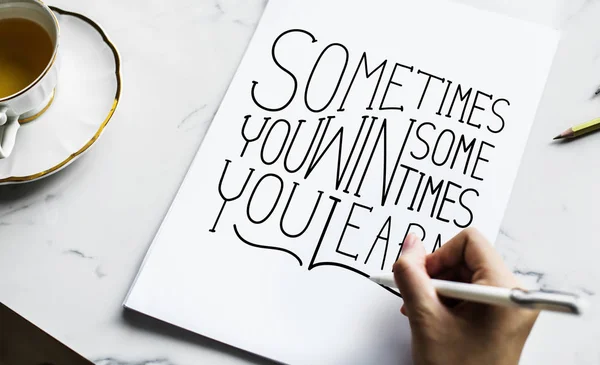 Een Kunstenaar Hand Belettering Illustraties Maken — Stockfoto