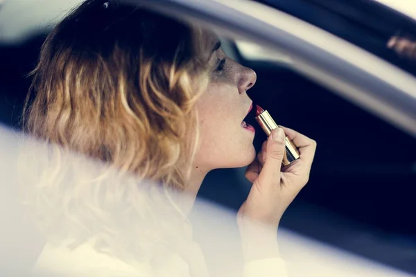 Mujer Poniendo Lápiz Labial Coche — Foto de Stock