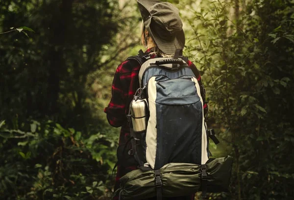 Mulher Caminhando Através Uma Floresta — Fotografia de Stock