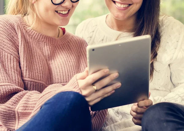 Ženy Společně Pomocí Digitálních Tabletu — Stock fotografie