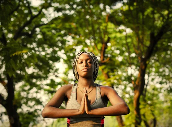 Femme Faisant Yoga Dans Parc — Photo