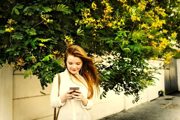Vrouw Rond Lopen Met Haar Telefoon — Stockfoto