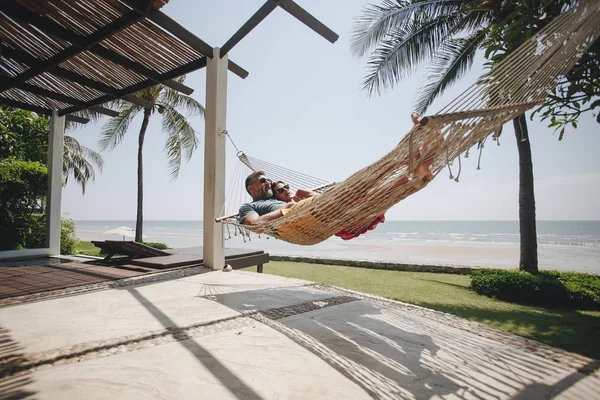 Paar Entspannt Sich Einer Hängematte Strand — Stockfoto