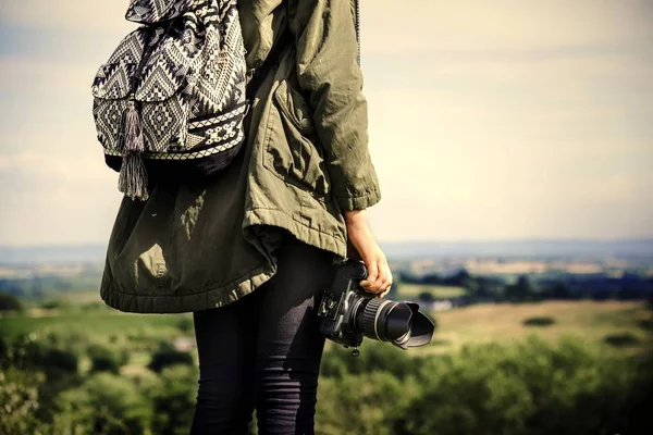 Kamera Açık Havada Içinde Dağlar Kısmi Görünümü Tutan Kadın Fotoğrafçı — Stok fotoğraf