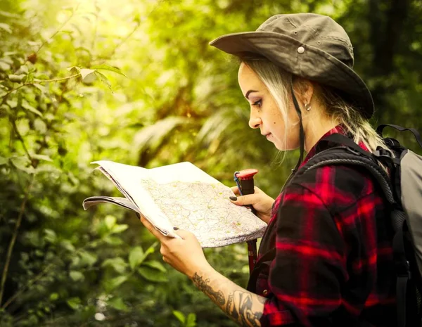 Mulher Com Mapa Caminhando Através Uma Floresta — Fotografia de Stock