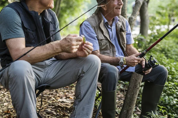 Deux Hommes Assis Sur Des Chaises Tenant Des Bâtons Pêche — Photo