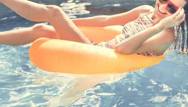 Menina Que Esfria Uma Piscina — Fotografia de Stock