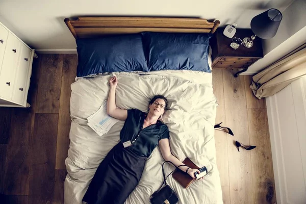 Mujer Negocios Agotada Que Queda Dormida Tan Pronto Como Regresa — Foto de Stock