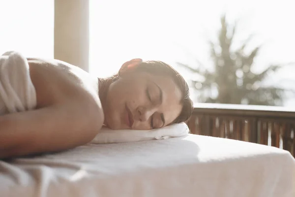 Mulher Relaxante Com Tratamento Spa — Fotografia de Stock