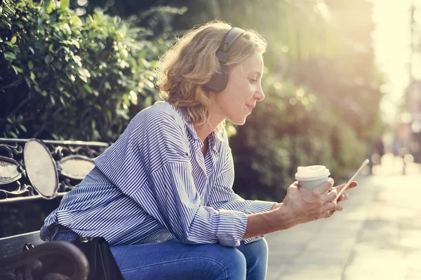 スマート フォンを持つ白人女性 — ストック写真